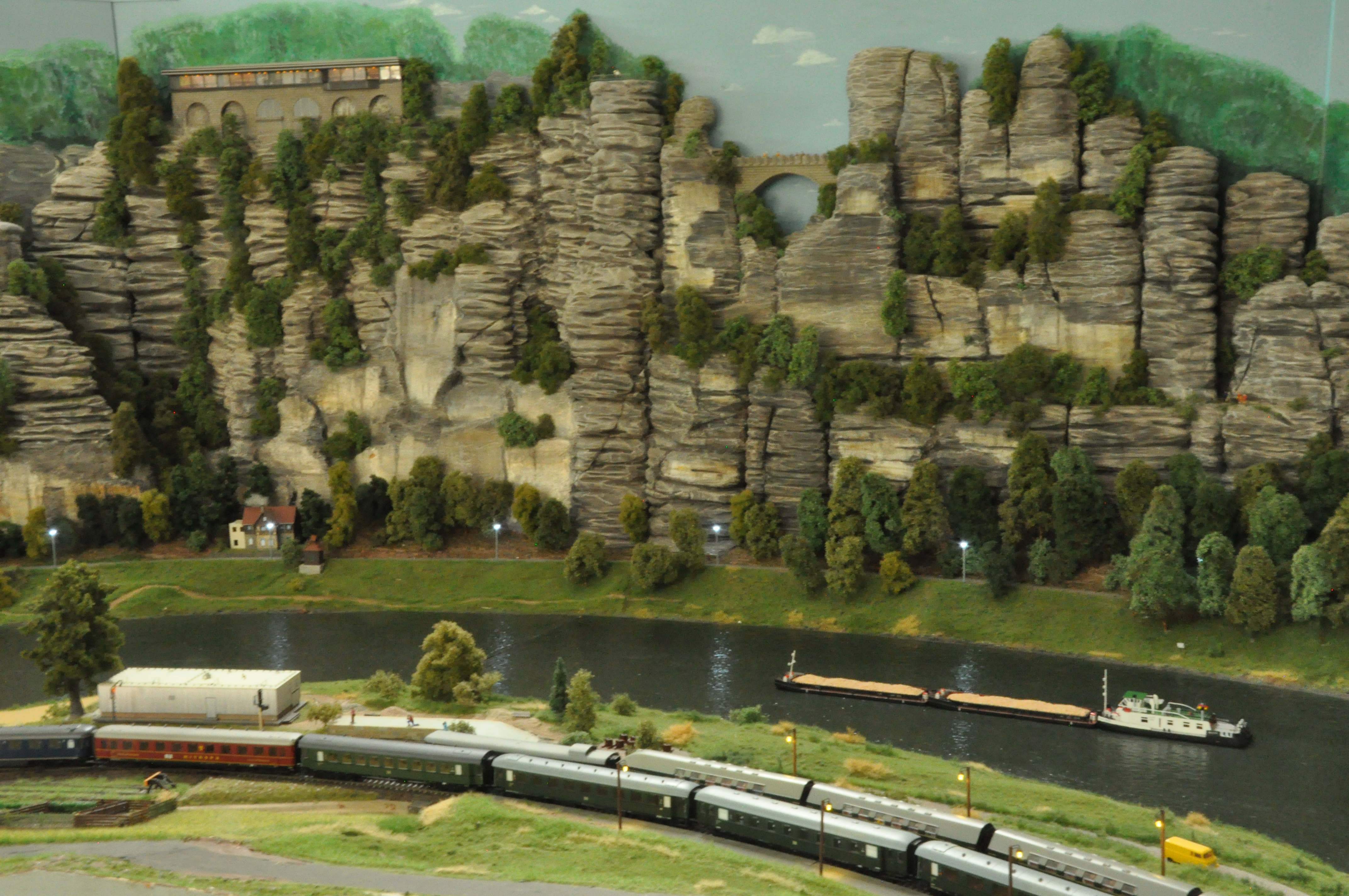 Modellanlage Miniaturelbtal Königstein – Elbtal mit Felsformationen, Eisenbahn und Schiff